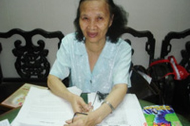 Bà giáo già xóa mù quanh sạp báo