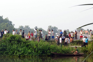 Đi đánh cá, phát hiện xác cụ bà nổi trên sông