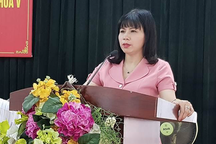 Clip người phụ nữ "điều" lãnh đạo phường ra... trông xe: Phó Chủ tịch quận bị khủng bố?