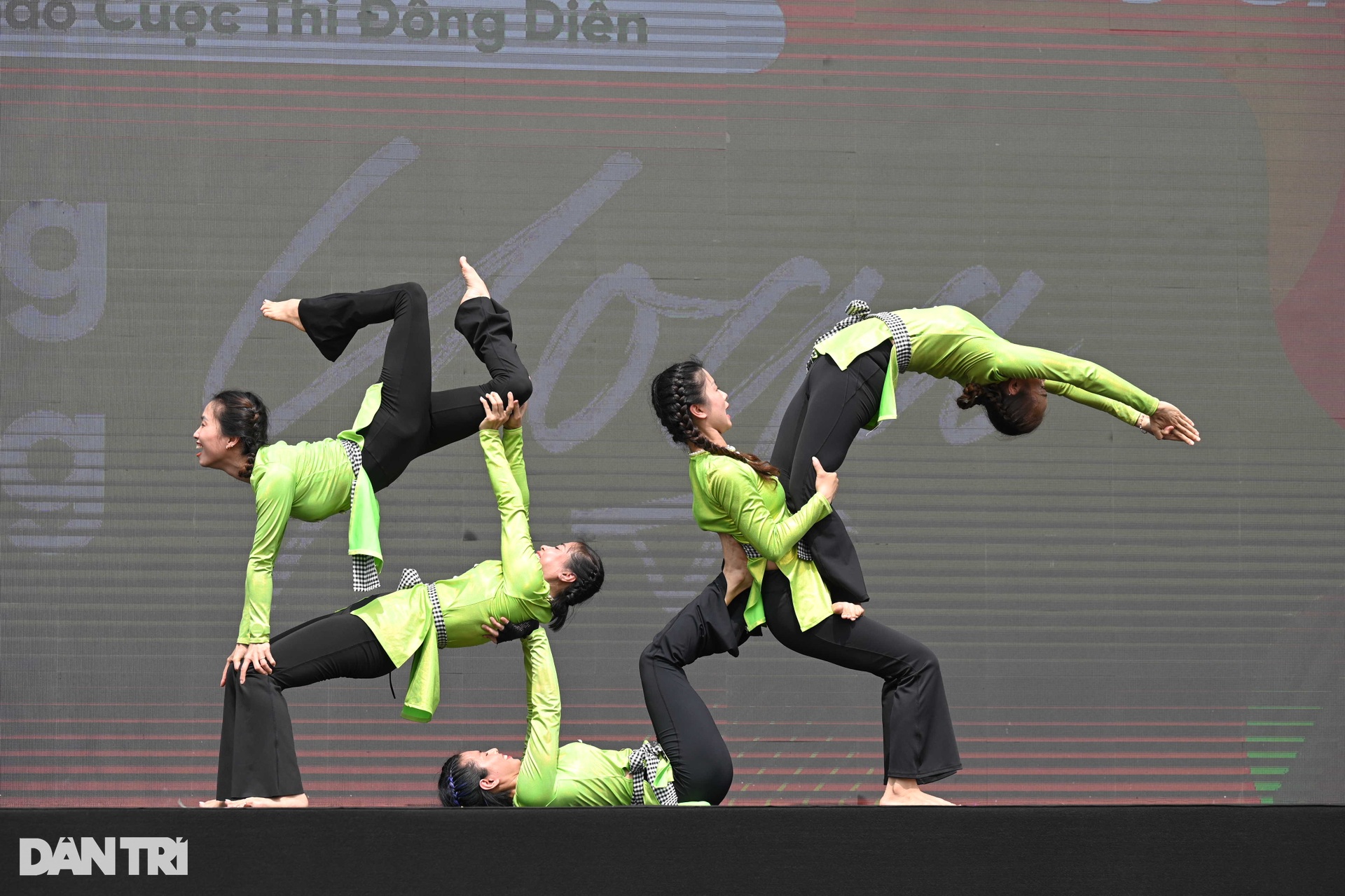 Nhìn lại hành trình ngày hội yoga lớn nhất Việt Nam, 2 màn đồng diễn kỷ lục - 18 Nhìn lại hành trình ngày hội yoga lớn nhất Việt Nam, 2 màn đồng diễn kỷ lục - 18