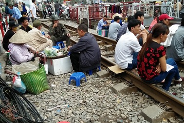 Hà Nội: Hãi hùng cảnh "họp chợ" trên đường ray tàu hỏa