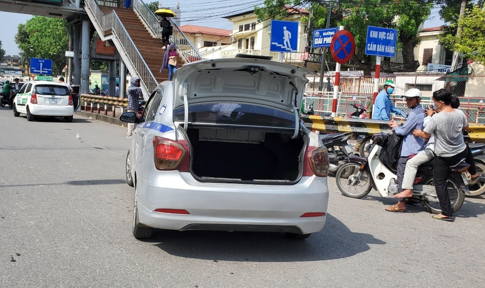 Hà Nội xử lý hàng loạt taxi che biển số, làm khó “mắt thần” trên phố - 7 Hà Nội xử lý hàng loạt taxi che biển số, làm khó “mắt thần” trên phố - 7
