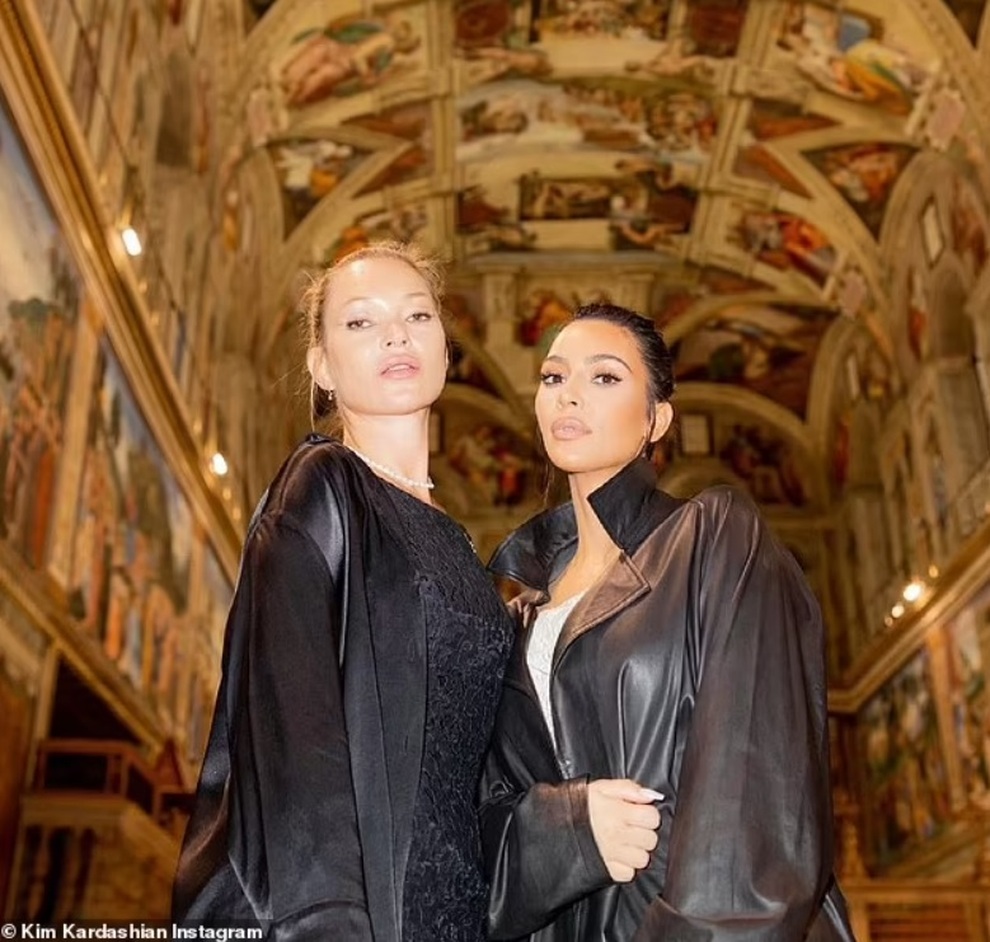 Mặc hở bạo khi tới thăm Vatican, nữ tỷ phú Kim Kardashian bị chỉ trích - 9