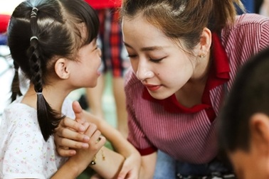 Chi Pu đem tiếng cười đến với trẻ em khuyết tật