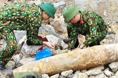 Khai thác đá, phát hiện quả bom nặng hơn 1 tạ còn nguyên kíp nổ