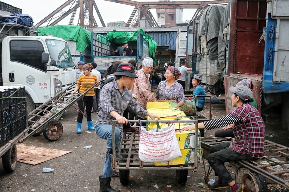 Những nữ cửu vạn không có ngày 8/3 ở chợ Long Biên - 1 Những nữ cửu vạn không có ngày 8/3 ở chợ Long Biên - 1