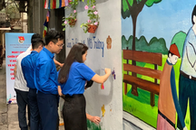 Thanh niên Hà Nội vẽ tranh giúp bốt điện "nở hoa", xóa điểm chân rác