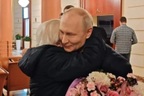 Tổng thống Putin đích thân lái siêu xe chở cô giáo cũ tới thăm Điện Kremlin