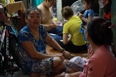 Cảnh sống mòn mỏi của 12 người chen chúc trong 10m2 "đất vàng" ở TPHCM