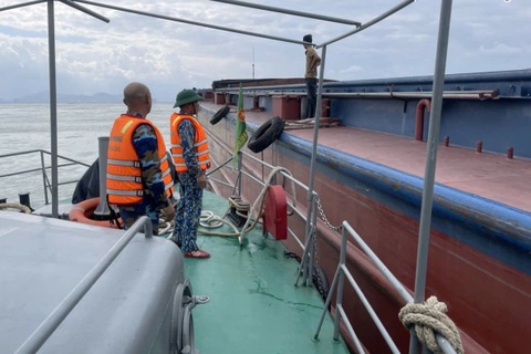 Tàu hàng 1.500 tấn bị hỏng máy, trôi neo trên vịnh Đà Nẵng