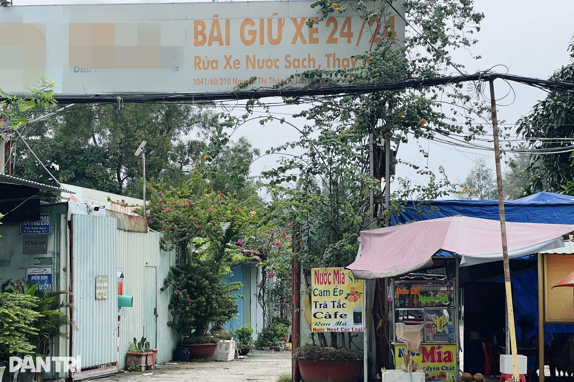 Gầm cầu ở TPHCM biến thành bãi giữ xe, tiềm ẩn nguy cơ cháy nổ - 6 Gầm cầu ở TPHCM biến thành bãi giữ xe, tiềm ẩn nguy cơ cháy nổ - 6
