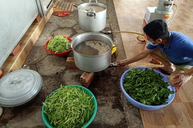 "Cơm ngon, canh nóng" tiếp sức lực lượng chống dịch