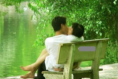 Nổi tiếng bất đắc dĩ vì hớ hênh khi “yêu lộ thiên”