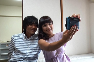 Diễn viên Cát Tường tới Nhật thăm cầu thủ Tuấn Anh