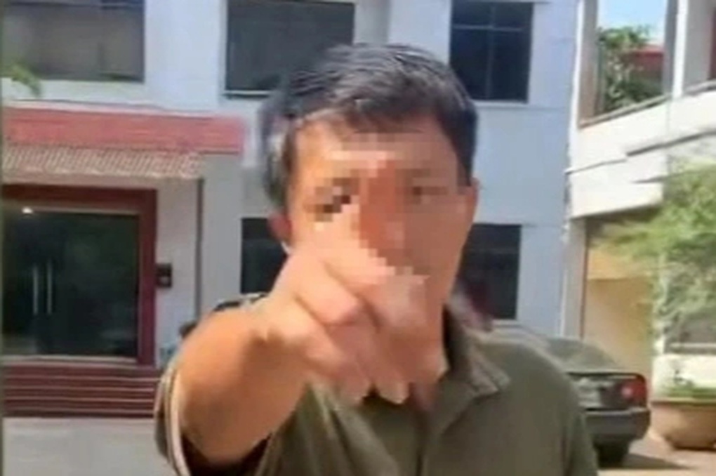 Vụ cán bộ thuế xưng “mày - tao”: Một người khác đẩy dân ra ngoài - 1 Vụ cán bộ thuế xưng “mày - tao”: Một người khác đẩy dân ra ngoài - 1