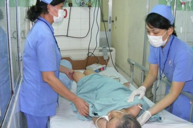 Con dâu lang thang hè phố xin tiền chữa bệnh cho mẹ chồng