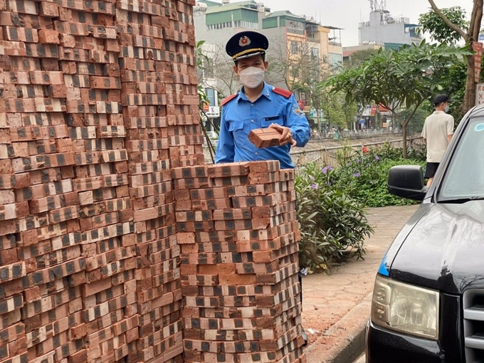 Lực lượng Thanh tra GTVT Hà Nội thực hiện kiểm tra, xử lý, giải tỏa các điểm tập kết VLXD lấn chiếm lòng đường, vỉa hè trên địa bàn Thành phố