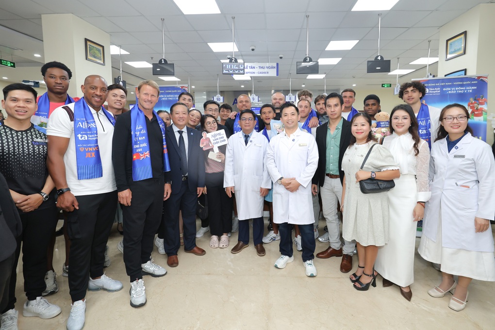 Huyền thoại Manchester Reds trải nghiệm công nghệ phục hồi chấn thương tại Bệnh viện Tâm Anh - 1 Huyền thoại Manchester Reds trải nghiệm công nghệ phục hồi chấn thương tại Bệnh viện Tâm Anh - 1