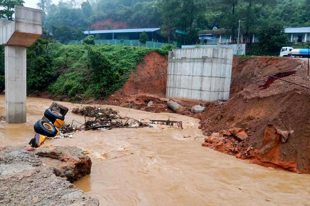 4 người chết, hàng chục ngôi nhà bị ngập, cuốn trôi trong 2 ngày mưa lớn - 1 4 người chết, hàng chục ngôi nhà bị ngập, cuốn trôi trong 2 ngày mưa lớn - 1