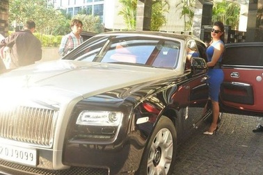 Những nữ minh tinh sở hữu xe hơi "oách" hơn chồng (P.2)