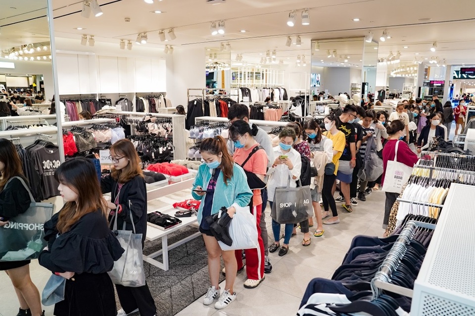 Hàng nghìn người đổ về mua sắm trong ngày đầu tiên của Vincom Black Friday - 2