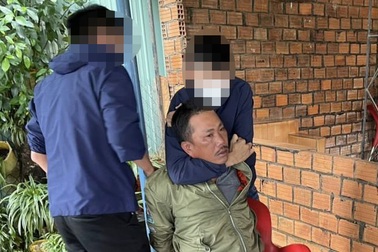 Bắt quả tang 1 đối tượng đang nhận tiền "bảo kê" sầu riêng