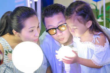 Gia đình Lý Hải nhí nhảnh selfie cùng gia đình Hoàng Bách