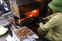 Quán bún chả trong ngõ đông nườm nượp, bán 600 suất/ngày ở Hà Nội