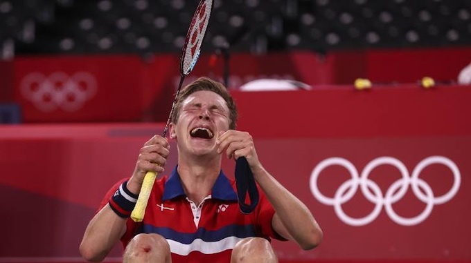 Viktor Axelsen chiến thắng Chen Long, lần đầu tiên HCV Olympic môn cầu lông tuột khỏi Châu Á - Ảnh 2.