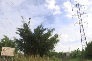 Trường mẫu giáo nằm lọt giữa 2 đường điện cao thế