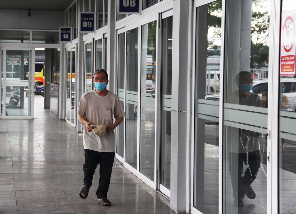 Đi bộ 2 km mua vé xe, người đàn ông thất vọng ra về vì chưa xe nào chạy - 4 Đi bộ 2 km mua vé xe, người đàn ông thất vọng ra về vì chưa xe nào chạy - 4