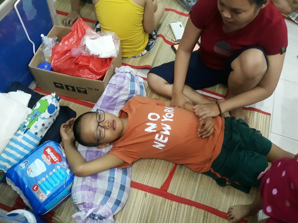Cám cảnh gia đình từng bị bão lũ dập vùi, giờ lại quay quắt chữa bệnh cho con - 2 Cám cảnh gia đình từng bị bão lũ dập vùi, giờ lại quay quắt chữa bệnh cho con - 2