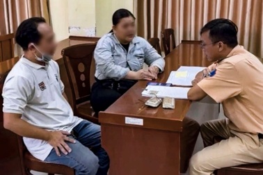 CSGT xử phạt tài xế xe buýt độ đèn gây chói mắt người đi đường ở TPHCM