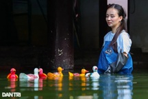 Cả ngày ngâm dưới nước, nghệ sĩ múa rối ngã tím người, đau bò cầu thang