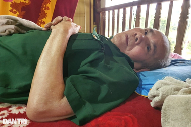 Nỗi thống khổ của người cựu binh già trong căn nhà sàn sắp sập