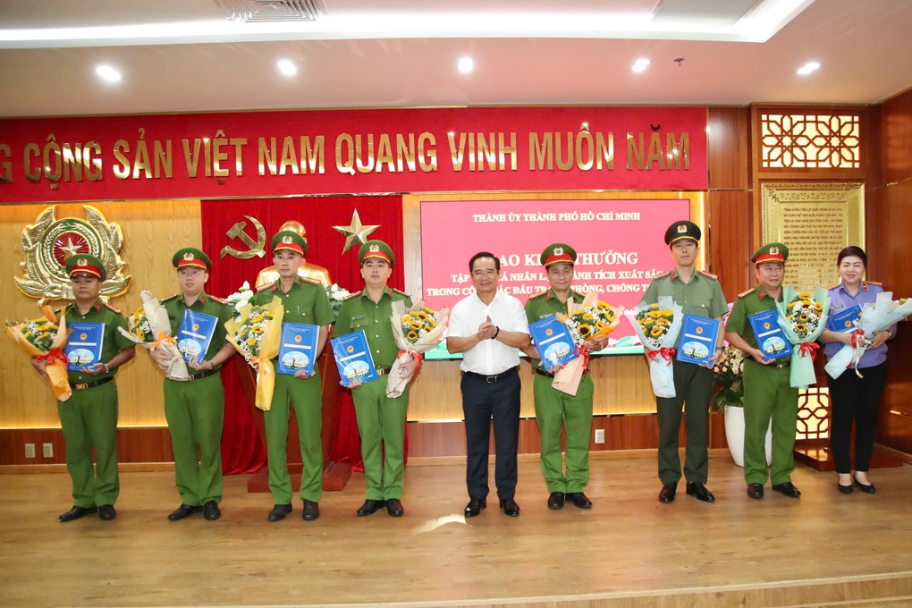 Công an TPHCM triệt phá đường dây đánh bạc hơn 20.000 tỷ đồng - 1 Công an TPHCM triệt phá đường dây đánh bạc hơn 20.000 tỷ đồng - 1