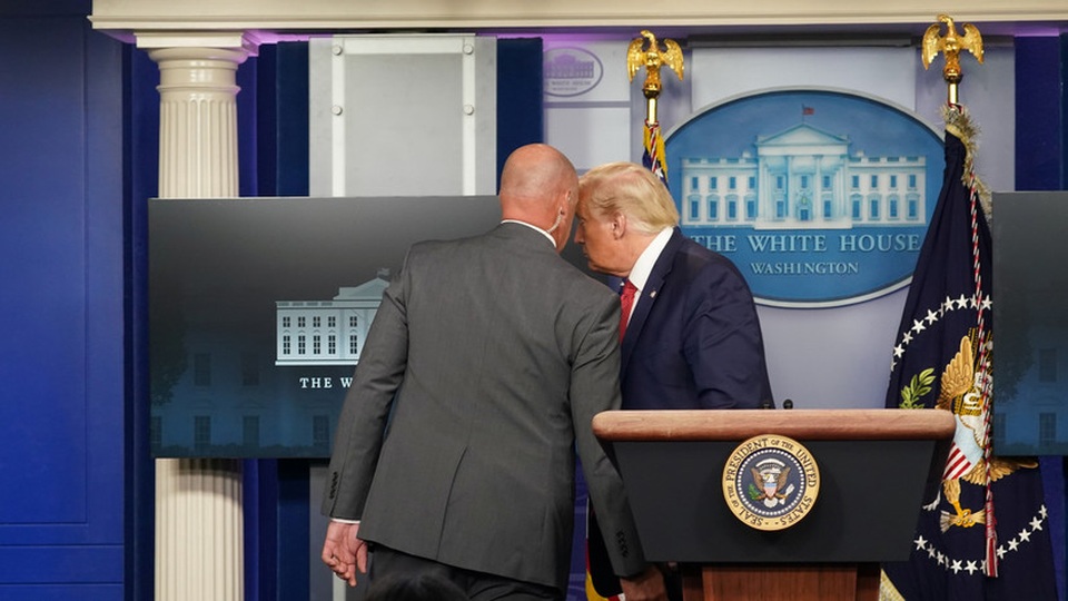 Ông Trump bỏ họp báo giữa chừng vì có nổ súng bên ngoài Nhà Trắng - 1 Ông Trump bỏ họp báo giữa chừng vì có nổ súng bên ngoài Nhà Trắng - 1