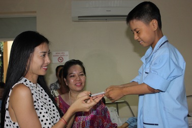 Ngô Thanh Vân tặng quà trung thu cho bệnh nhân nghèo