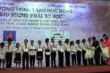 Trao học bổng cho học sinh vượt khó học giỏi vùng ĐBSCL