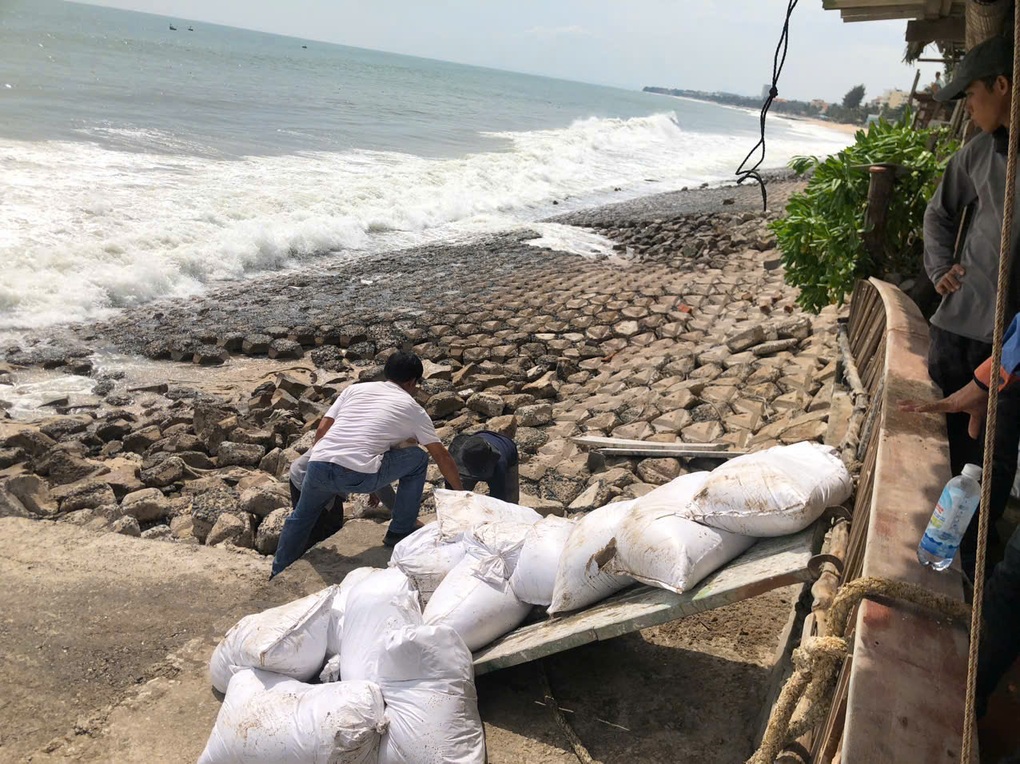 Kè biển Mũi Né bị sóng đánh sập, Lâm Đồng yêu cầu sơ tán dân - 1