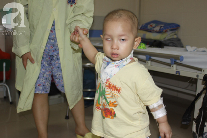 Bố bỏ rơi, người mẹ ôm con trai 18 tháng tuổi bị ung thư võng mạc đi tìm ánh sáng - Ảnh 2. Bố bỏ rơi, người mẹ ôm con trai 18 tháng tuổi bị ung thư võng mạc đi tìm ánh sáng - Ảnh 2.