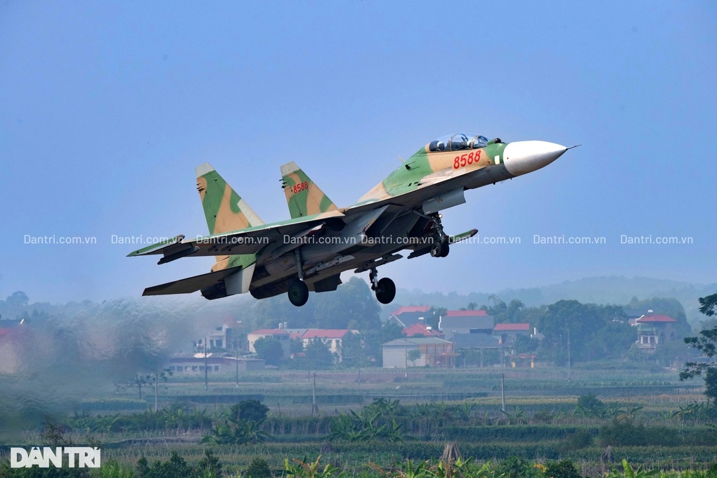 Phi công chia sẻ cảm xúc bay cùng Hổ mang chúa Su-30MK2 trên bầu trời Hà Nội - 4 Phi công chia sẻ cảm xúc bay cùng Hổ mang chúa Su-30MK2 trên bầu trời Hà Nội - 4
