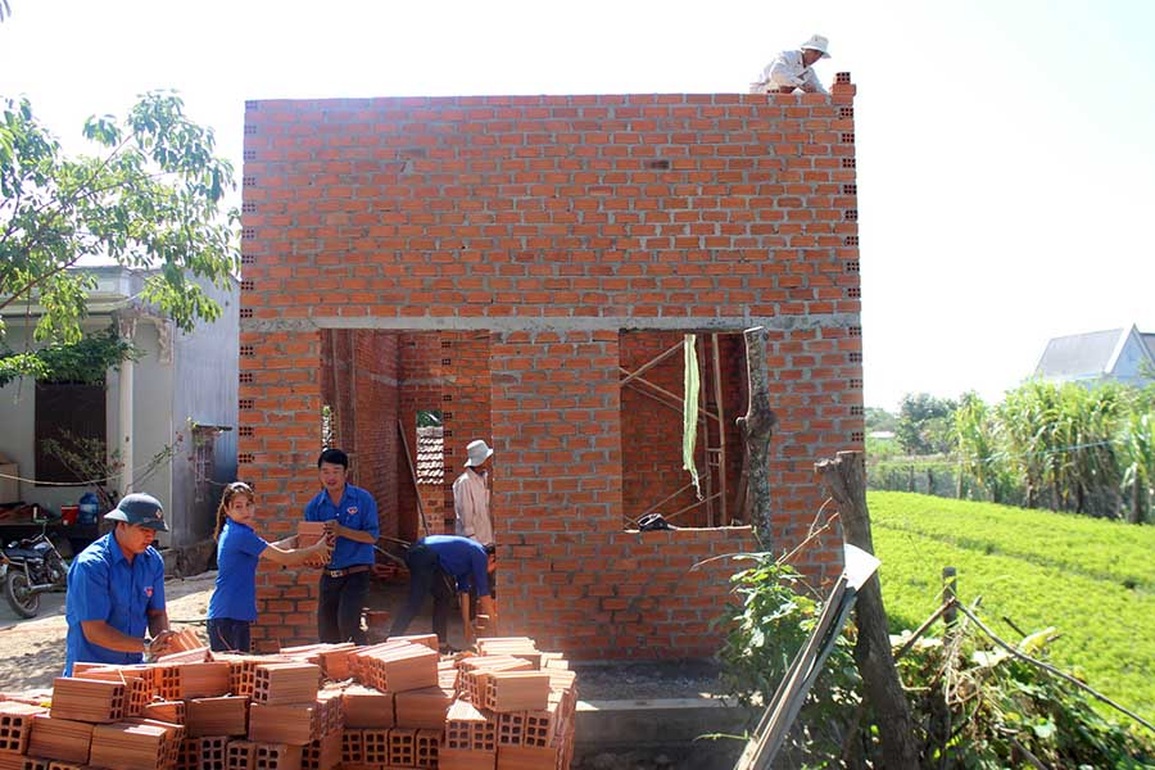 Hộ nghèo sẽ được hỗ trợ trực tiếp tiền xây nhà - 1 Hộ nghèo sẽ được hỗ trợ trực tiếp tiền xây nhà - 1