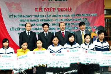 VP Bank tặng 30 xe đạp cho học sinh nghèo học giỏi