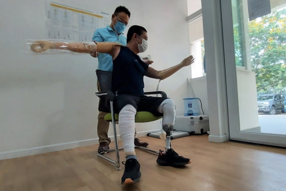 Cú trượt chân định mệnh khiến chàng công nhân day dứt cả đời - 2 Cú trượt chân định mệnh khiến chàng công nhân day dứt cả đời - 2