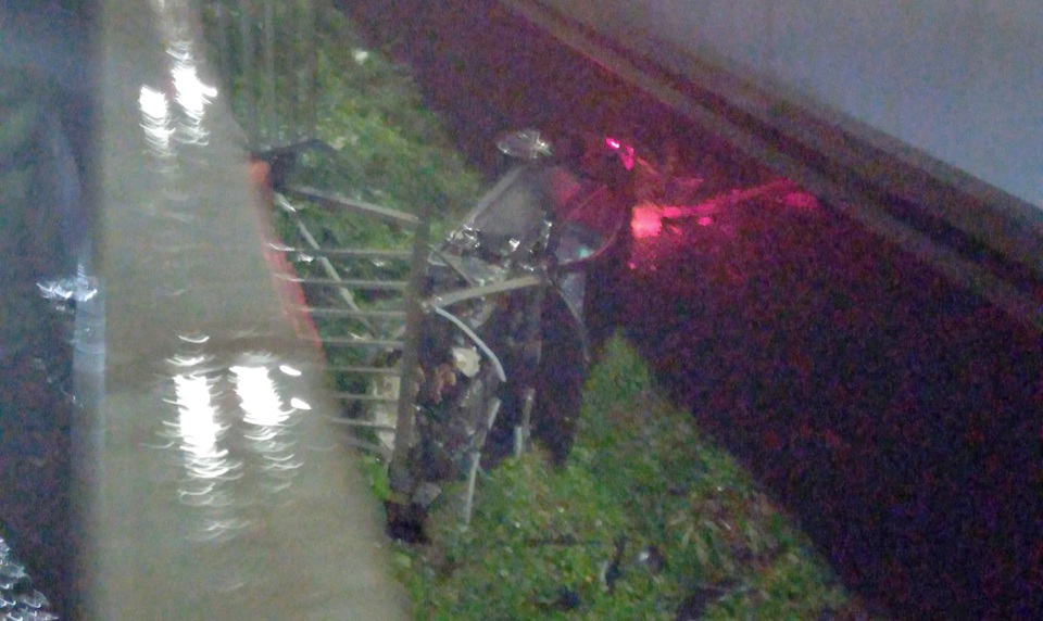 Xe sang Porsche không biển số húc tung lan can, rơi khỏi cầu Sài Gòn - 1