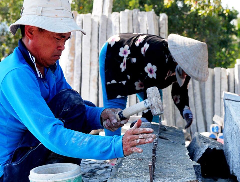 Kiên Giang: Nặng nhọc kiếm nửa triệu đồng/ngày từ nghề chẻ đá - 2 Kiên Giang: Nặng nhọc kiếm nửa triệu đồng/ngày từ nghề chẻ đá - 2