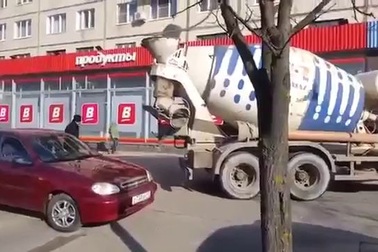 Đổ bê-tông vào ôtô vì yêu xe