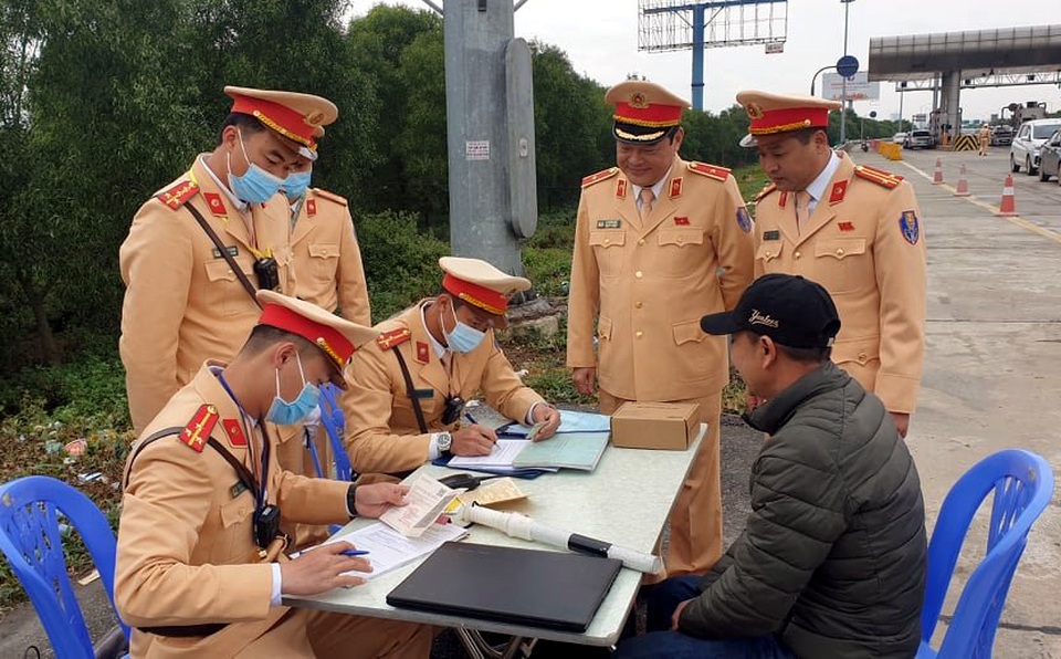 Tài xế xe khách nồng hơi men lúc sáng sớm vì đêm qua sinh nhật - 1 Tài xế xe khách nồng hơi men lúc sáng sớm vì đêm qua sinh nhật - 1