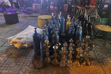 Công an TPHCM thu giữ hàng chục bình khí cười, shisha gây ảo giác
